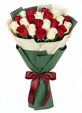 Букет Микс из красных и белых роз в Кумёны
