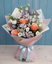 Букет цветов из:  Лизиантусы, Розы, Альстромерии и Гипсофила в Кумёны