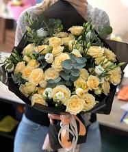 Букет птица счастья в Кумёны Букет цветов из: Розы и Лизиантусы в Кумёны