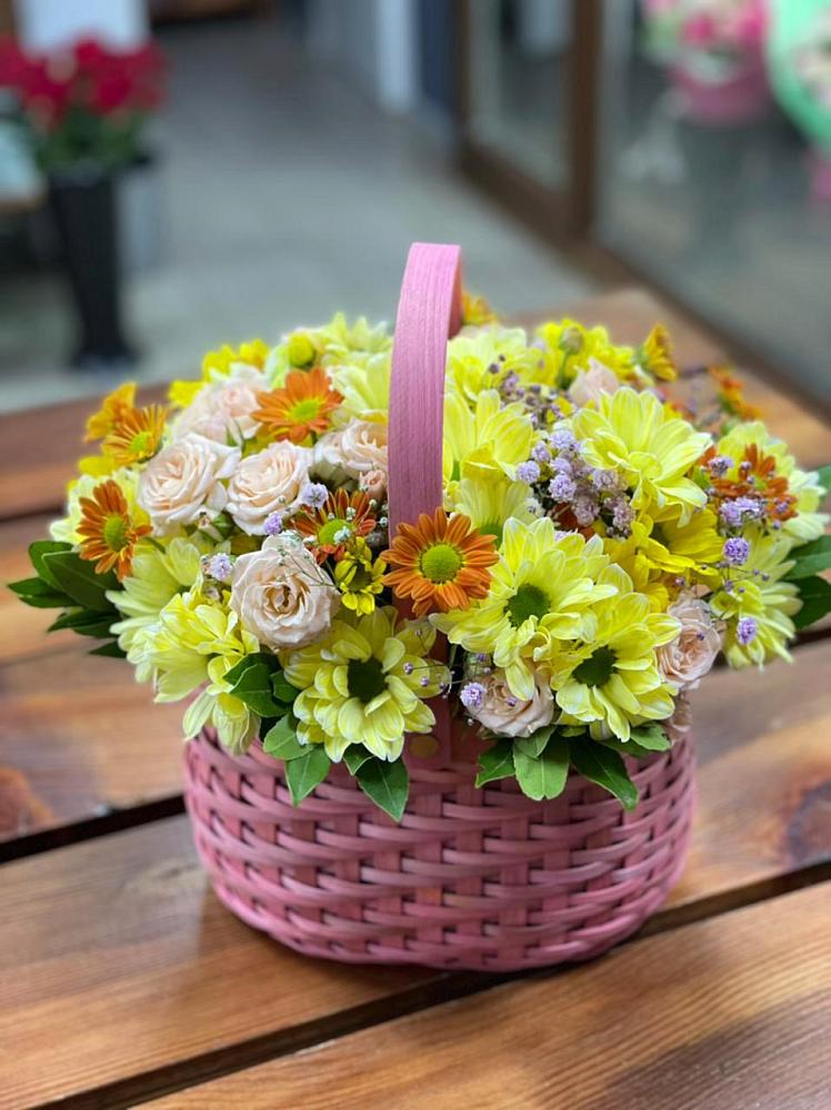 Цветочная композиция из Хризантемы и Розы в корзине в Кумёны