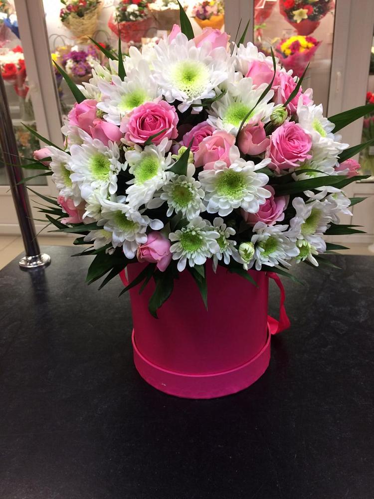 Цветочная композиция из Розы и Хризантемы в шляпной коробке в Кумёны