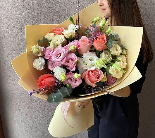 Букет цветов из: Розы, Лизиантусы и Гвоздики в Кумёны